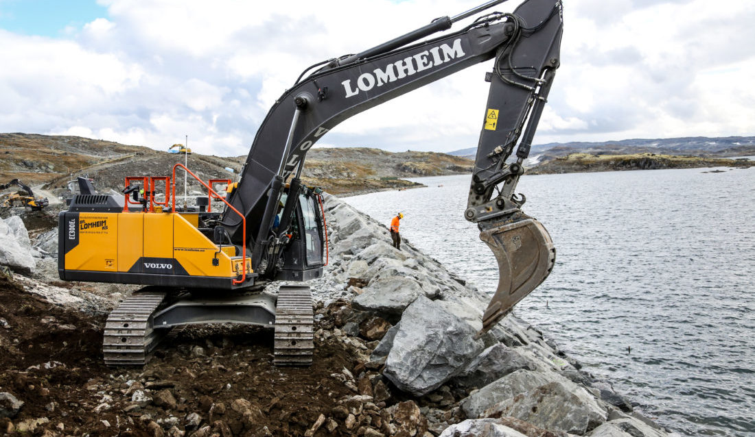 Dam Kvevotni er Norges høyest beliggende fyllingsdam. Nå blir den ytterligere to meter høyere. (Foto: Runar F. Daler).