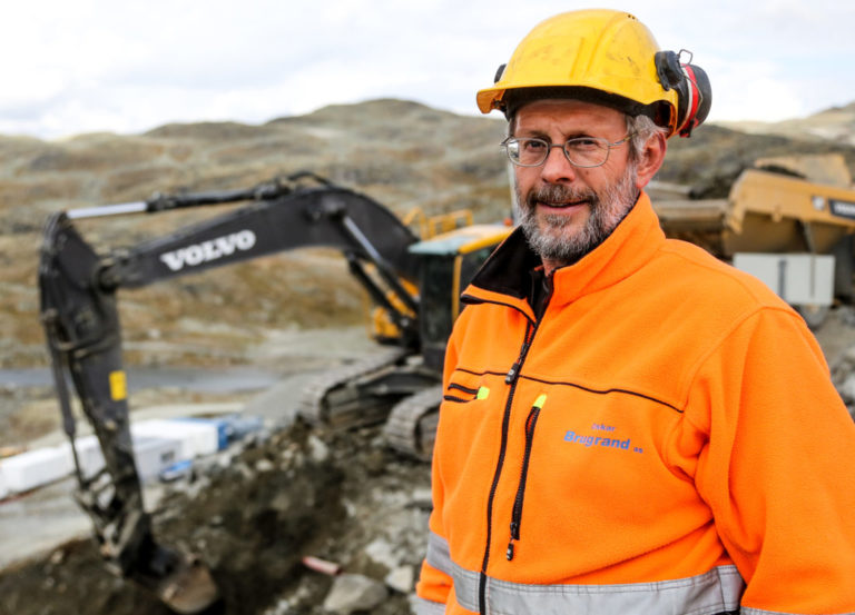 Alle dam-kontraktene til Oskar Brugrand AS, er vunnet i tradisjonelle anbudsrunder, hvor den lille, lokale maskinentreprenøren har utkonkurrert flere store riksentreprenører. Her representert ved daglig leder Odd Inge Brugrand. (Foto: Runar F. Daler).