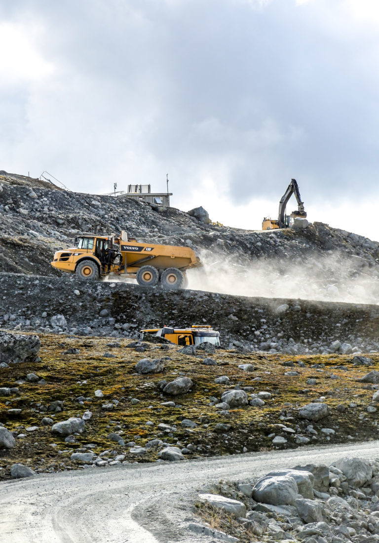 Revegetering skjer svært langsomt på høyfjellet, men på sikt skal terrenget etter steinbruddsdriften gå i ett med terrenget ellers på stedet. Kontrakten til Oskar Brugrand AS innebærer også opprydning og tilsåing av området. (Foto: Runar F. Daler).