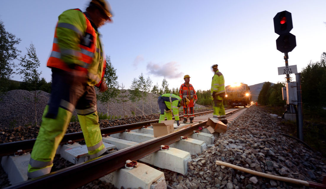 Bytting av sviller på Rørosbanen. (Foto: Øystein Grue/Bane NOR).