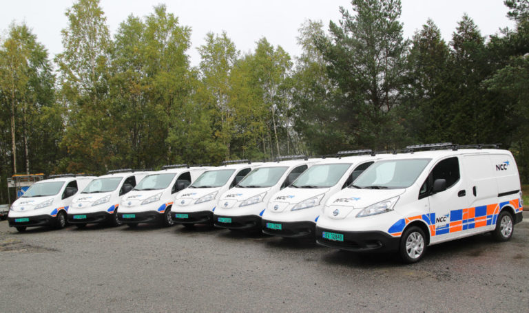 10 flunkende nye e Nissan eNV 200 varebiler – her er sju av dem – rulles i disse dager ut på veiene og på NCCs anlegg i hovedstadsområdet. (Foto: NCC/Robin Stenersen).