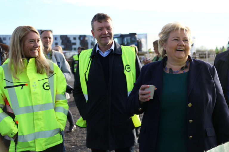 Erna Solberg var i godt slag på Hellerudsletta. Her sammen med Administrende direktør i MEF, Julie Brodtkorb og styreleder i MEF, Arnstein Repstad. (Foto: Runar F. Daler).