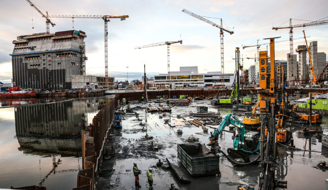 Her, i Bjørvika i Oslo, er det en innsynking på opp til 2-3 cm i året, ifølge NGU. Ved hjelp av den nye nettbaserte karttjenesten InSAR Norge kan man nå følge bevegelsene her og over hele resten av landet med millimeterpresisjon. (Foto: Runar F. Daler).