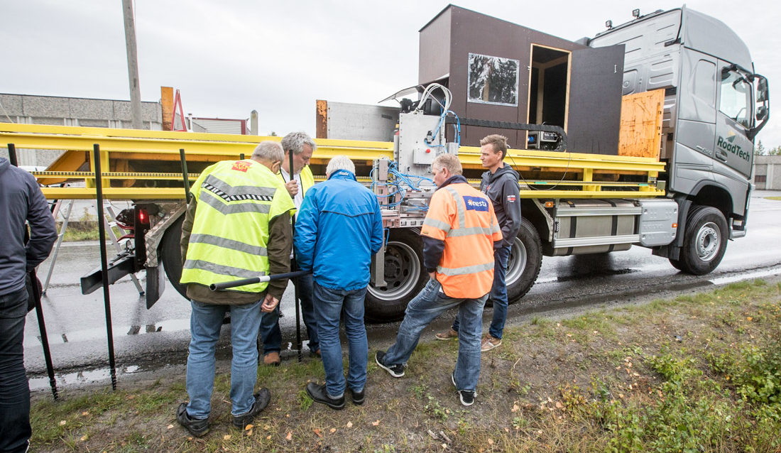 Folk fra Statens vegvesen og entreprenører på demonstrasjon av Roadtechs stikkesetter