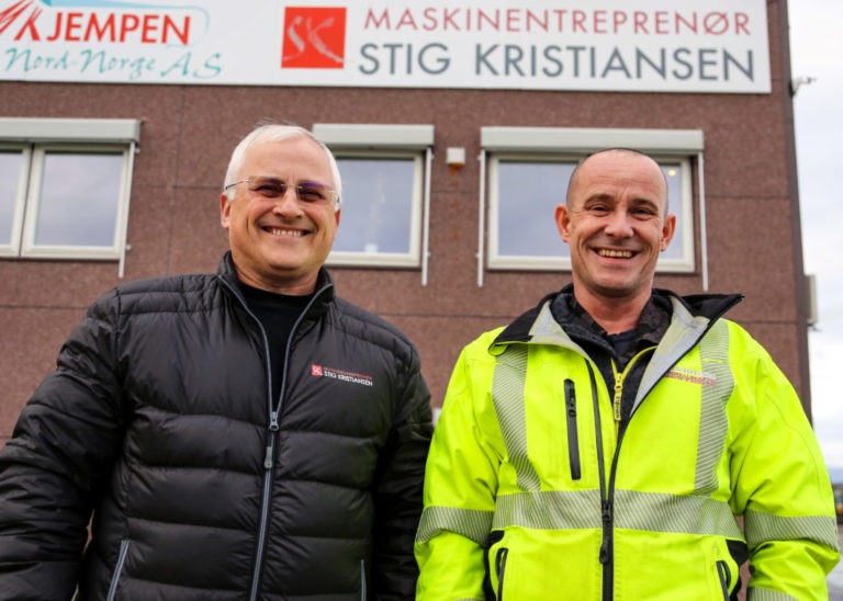 Daglig leder Stig Kristiansen og driftsleder Frode Nilsen henter heller folk fra NAV enn fra bemanningsselskapene, for da er det lettere å forme dem selv, slik at de passer inn i bedriften. Og de vil gjerne ha inn flere kvinner, som de opplever har svært positiv effekt på arbeidsmiljøet. (Foto: Runar F. Daler).