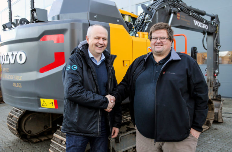 HANDSHAKE: Daglig leder i OKAB Agder, Frank R. Nygård, og avdelingsleder for anleggsfag ved Sam Eyde vgs., Lars Ole Hansen, gir hverandre lanken og gaven er offisielt overrakt. (Foto: Runar F. Daler).