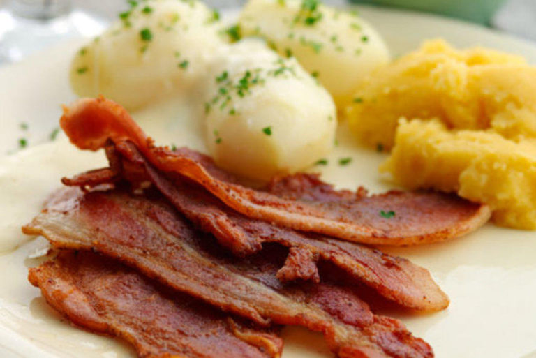 Til manges store glede er flesk og duppe tilbake på menyen på «brakkemiddagen». (Foto: godt.no).