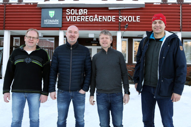 SAMMEN FOR SKOG: Håkon Kjernlie (avd. leder Solør vgs.), Einar Moan (rektor Solør vgs.), Henning Olsen (avd. leder Solør vgs.) og Bjørn Lauritzen (fagsjef MEF) slår et slag for skogsbransjen, og da særlig skogsmaskinmekanikere, som er særdeles ettertraktede for tiden. (Foto: Runar F. Daler).