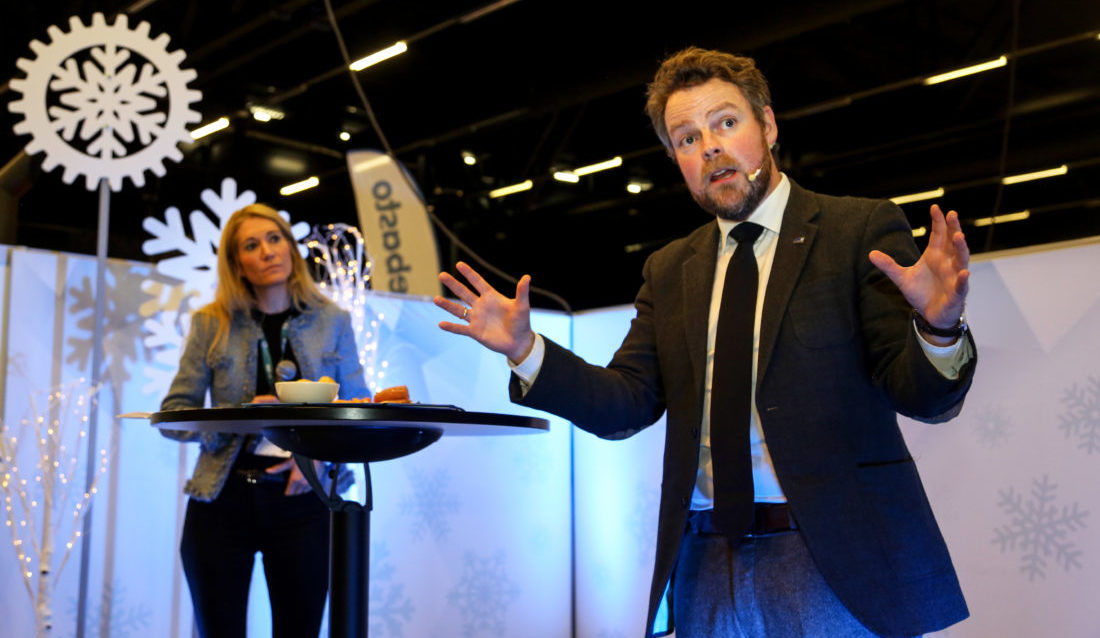 Næringsminister Torbjørn Røe Isaksen hadde med seg positive budskap til maskinentreprenørene på Arctic Entrepreneur. I bakgrunnen står adm. dir. i MEF, Julie Brodtkorb. (Foto: Runar F. Daler)