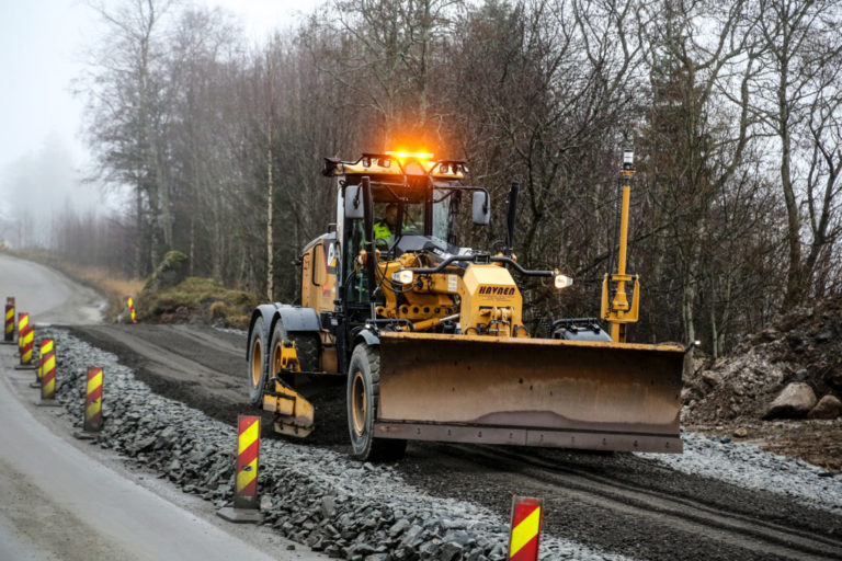 HØVEL: Oddgeir Havnen har en forkjærlighet for doser og veihøvel. Her høvler han grus før asfaltering av ny E39 ved Jølstravatnet i Sogn og Fjordane. (Foto: Runar F. Daler).