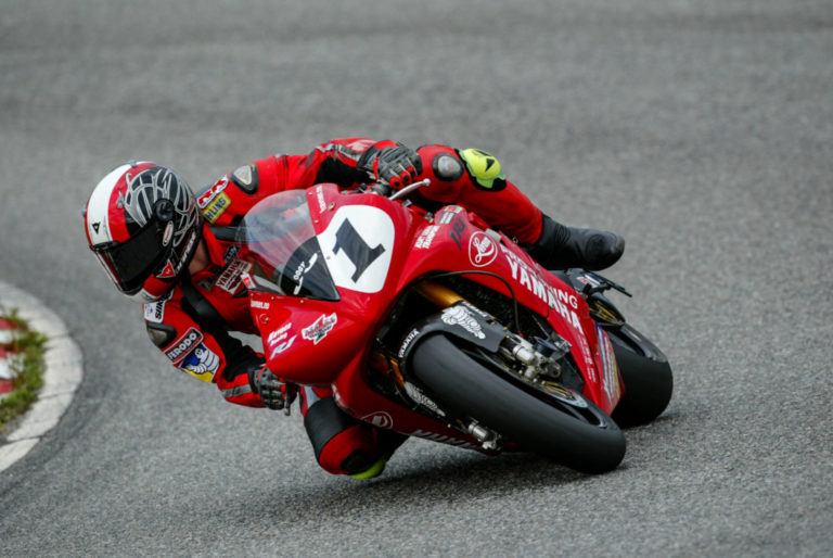 MC-KONGE: Oddgeir Havnen ble norgesmester i roadracing i klassen Superbike åtte år på rad, og nordisk mester to ganger. Her fra NM på Rudskogen i 2004. (Foto: Rene Skaret).