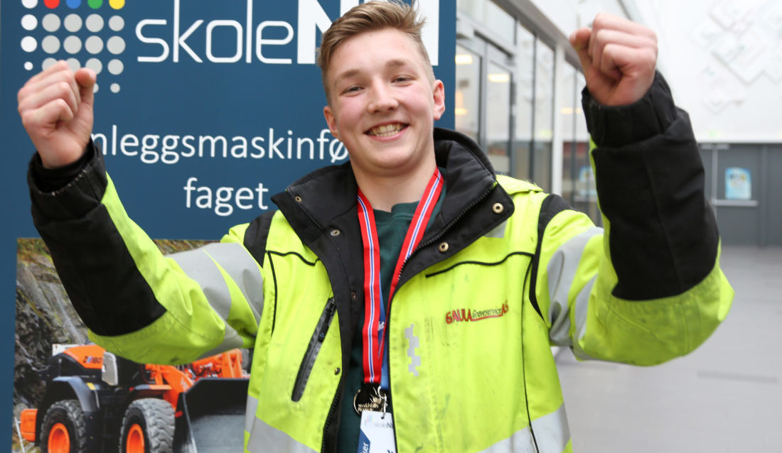 BEST AV DE BESTE: Vinneren av Skole-NM i anleggsmaskinkjøring, Elias Krogstad fra Gauldal vgs. i Trøndelag. (Foto: Runar F. Daler).