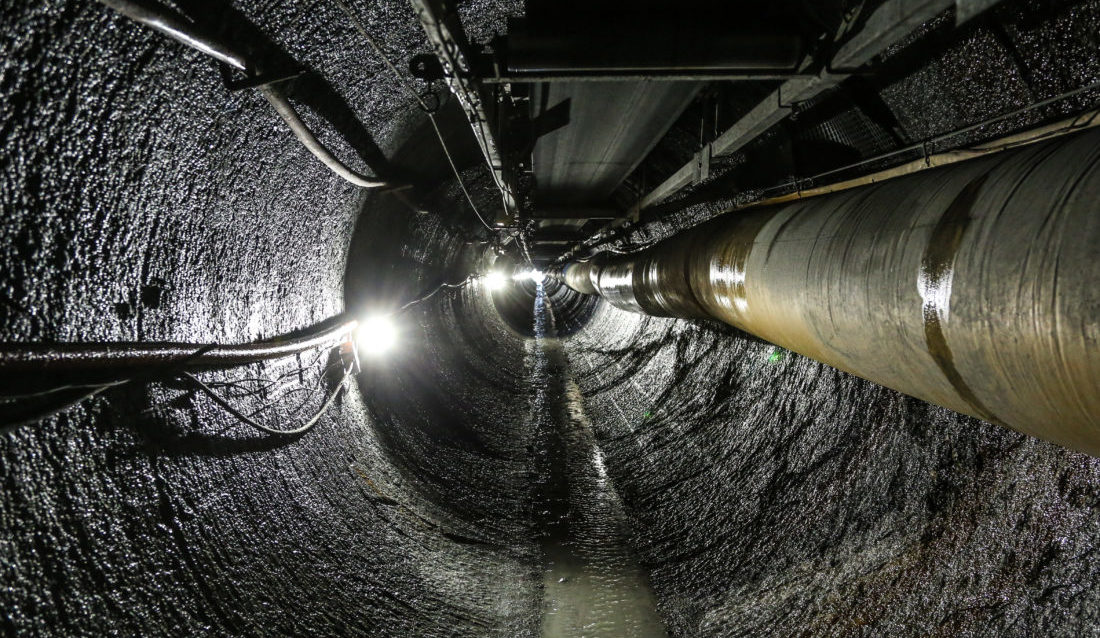 Tunnelboremaskinen (TBM) Snøhvit borer seg gjennom fjellet i Lærdal med en hastighet på ca. 100 meter i uka. Tunnelprofilen er fascinerende fin; overflaten er så ren og glatt at man nesten skulle tro den var av støpt betong.