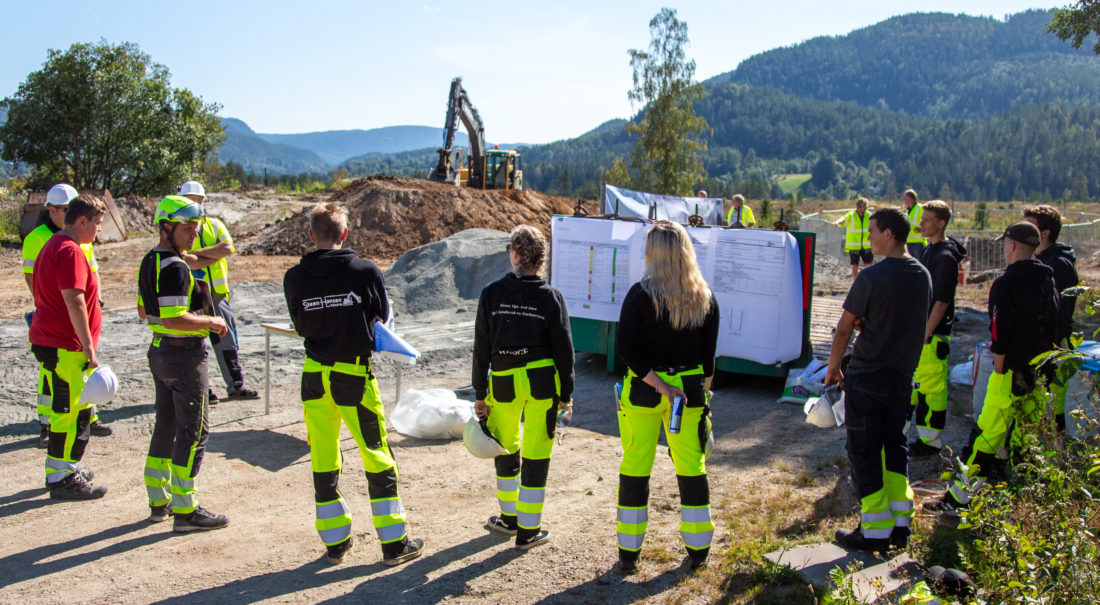 RISIKOVURDERING OG SJA: Elevene ble blant annet drillet i når og hvordan man skal utarbeide risikovurdering og sikker-jobb-analyse. (Foto: Runar F. Daler).