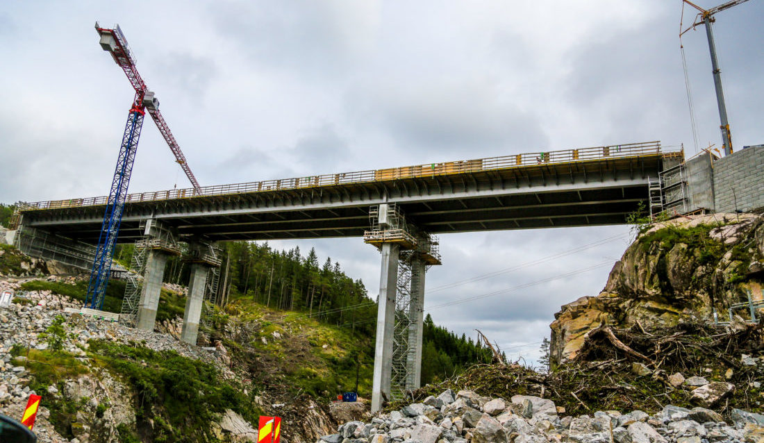 BROBYGGING: Utbyggingen omfatter blant annet to store broer. Dette er den 130-meter lange Ramsdalsbrua. (Foto: Runar F. Daler).