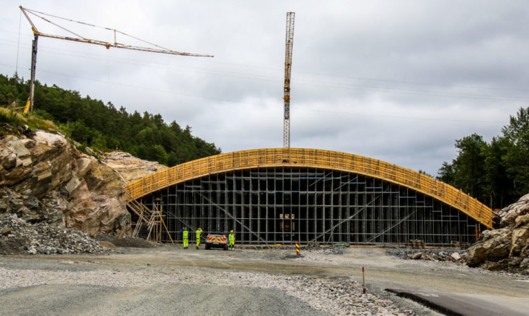 HELT VILT: Det etableres både viltovergang og -undergang på prosjektet. Denne viltovergangen er 42 meter lang og har et spenn på hele 40 meter. (Foto: Runar F. Daler).