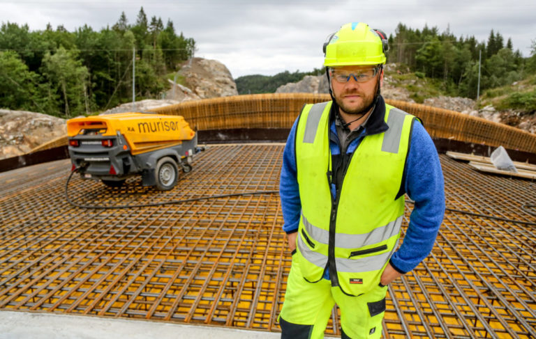 SOLID: – Viltovergangen krever voldsomme fundamenter, på grunn av lite og dårlig fjell på sidene, forteller produksjonsleder i Hæhre, Olav Gunnar Tveiten. (Foto: Runar F. Daler).