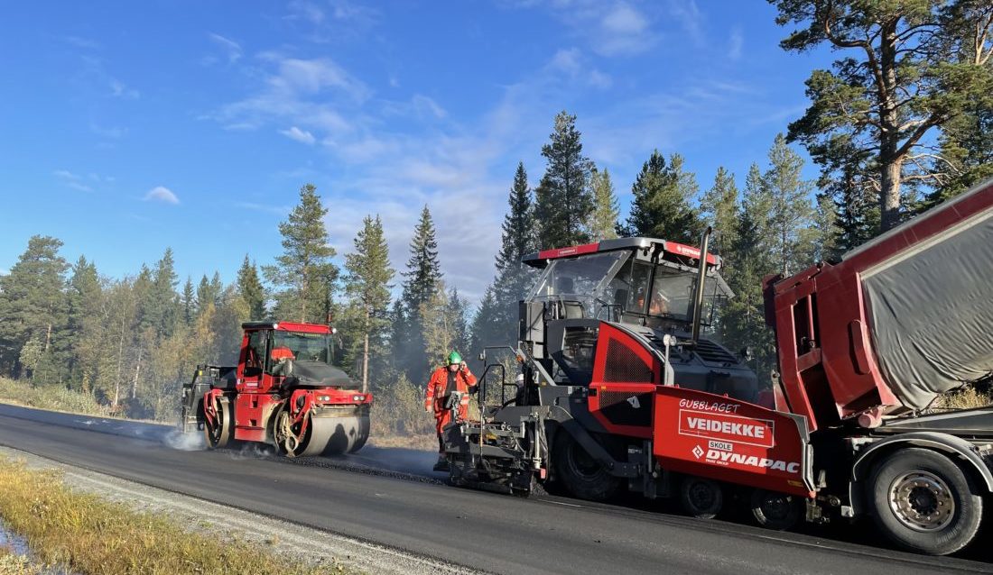 I Norge produseres det årlig rundt 7,5 millioner tonn asfalt, hvorav Veidekke står for om lag tre millioner tonn. Nå vil selskapet kutte 80 prosent av utslippene med en ny miljøasfalt. (Foto: Statens vegvesen).