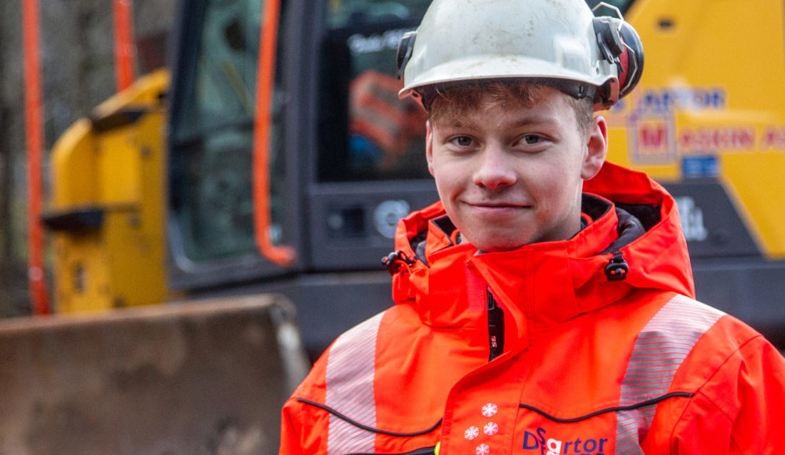 STAS: Isak Alvar Nilsson (19) er glad for endelig å være i gang som lærling i anleggsrørleggerfaget. Og det er stas å være blant de aller første i landet. (Foto: Runar F. Daler)