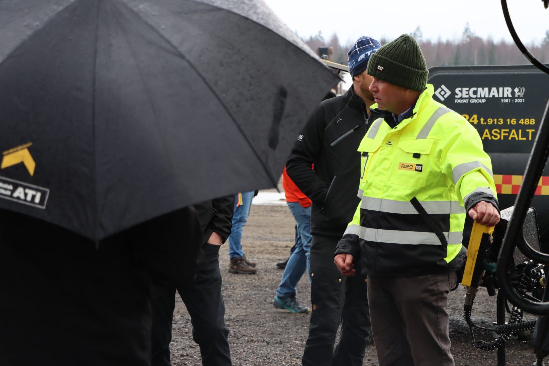 Glenn Thorén fra Pon Equipment stilte med Cat 355F asfaltutlegger