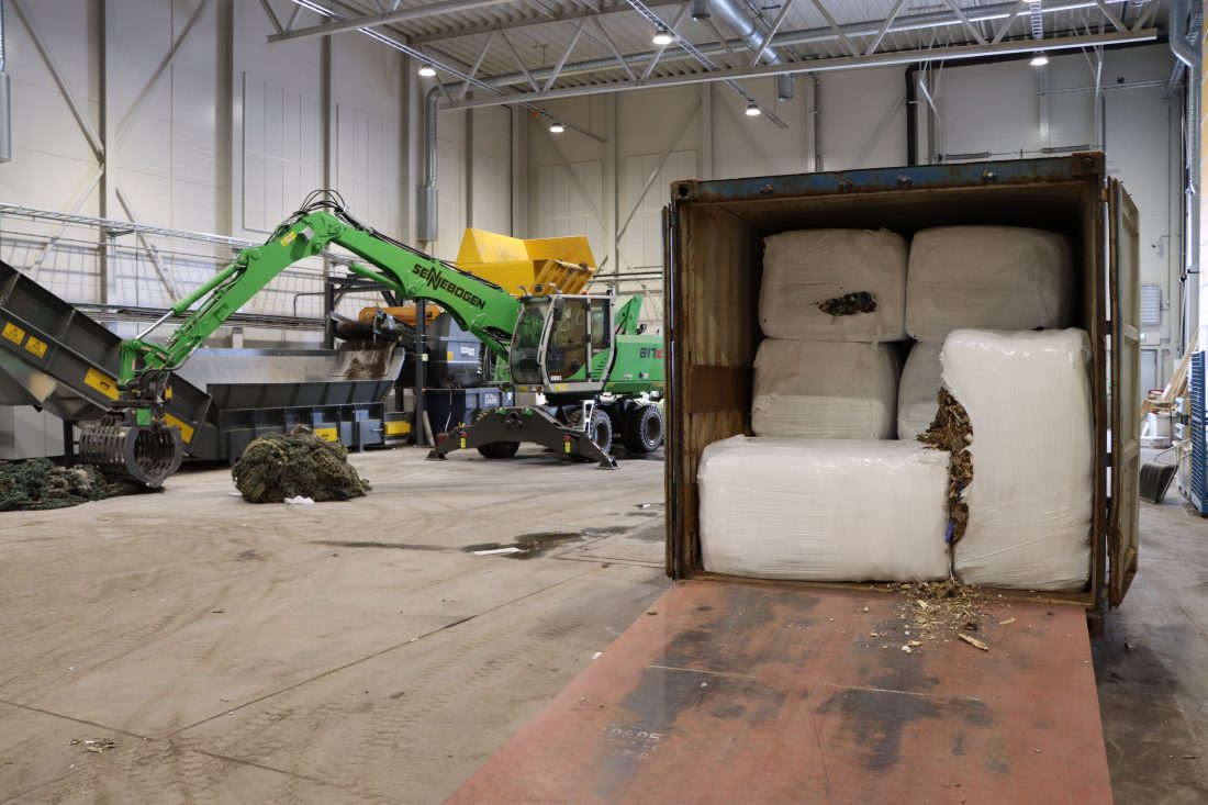 Alt avfall sendes med båt til Tromsø for videre behandling hos Remiks. Mye av avfallet pakkes i plast og sendes i lukkede containere. (Foto: Njål Hagen)