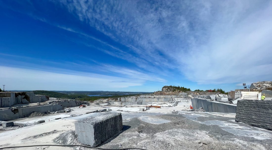 Fra bruddet i Tvedalen tas det ut store mengder larvikitt. (Foto: Njål Hagen)