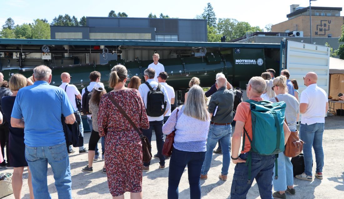 Sandefjordselskapet SoilSteam har utviklet dampvaskeren SoilSaver. Tidligere i sommer ble maskinen fremvist for politikere, byggherrer, entreprenører med flere på NMBU i Ås. (Foto: Njål Hagen)