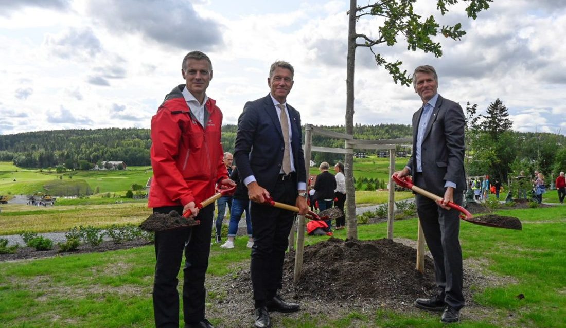 Vassdrags- og energidirektør Kjetil Lund (t.v.), olje- og energiminister Terje Aasland og ordfører Anders Østensen foretok en symbolsk markering ved en nyplantet eik. (Foto: NVE)