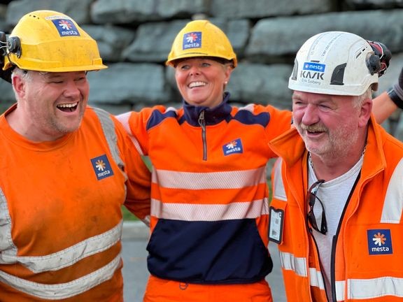 Mestas maskiner og folk står klare til å ta fatt 1. september. Christian Vetås, Lisbeth Moberg og Erik Solberg trives på jobb for Mesta. (Foto: Mesta)