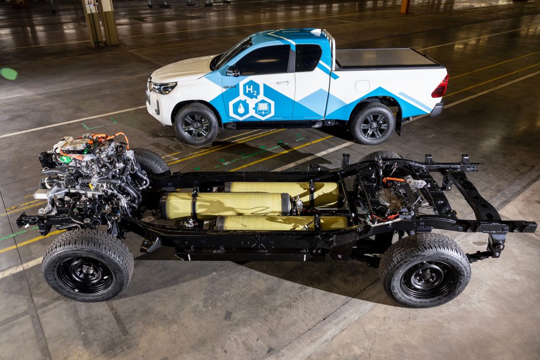 Hydrogen lagres i tre høytrykkstanker, noe som skal gi Hilux-prototypen en forventet rekkevidde på over 600 km. (Foto: Toyota)