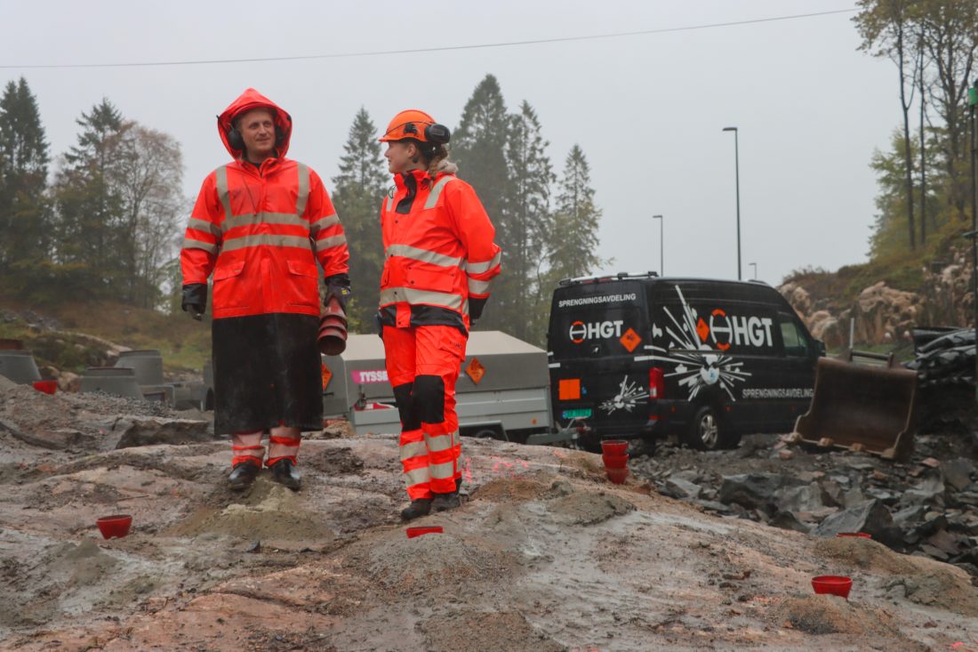 Kaja Gjerme er førsteårs lærling innen fjell- og bergverksfaget. Her er hun sammen med sprengningsleder Raymond Fotland. (Foto: Njål Hagen)