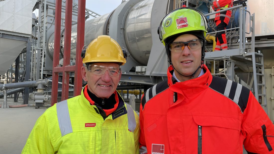 Konserndirektør Øivind Larsen (t.v.) i Veidekke Infrastruktur og direktør Martin T. Holmqvist i Veidekke Asfalt. (Foto: Veidekke)