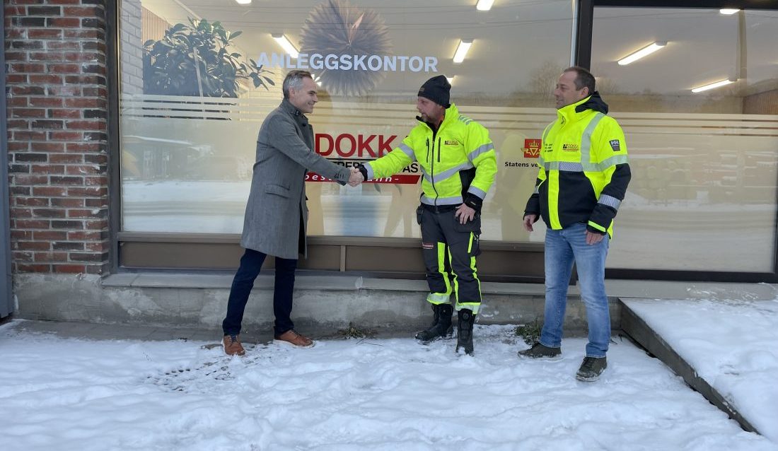 Fra venstre: Stian Forland, salgssjef i SoilSteam, Morgan Brenden, HMS/KS leder i Dokka Entreprenør, og Odd Harald Øvrum, controller i Dokka Entreprenør. (Foto: SoilSteam)