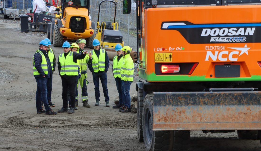 Delegasjonen fra Møre og Romsdal på befaring for å se nærmere på el-graveren som var den første Rosendal Maskin leverte. Fra venstre: Endre Hoem, Rosendal Maskin, Hans Inge Terøy, Shell, Trygve Småge, Odd Småge AS, Sondre Isaksen, NCC, Pål Nordhagen, Pål Nordhagen AS, Jan Haukaas, Shell, Frank Småge, Odd Småge AS, og Henning Sagholen, Rosendal Maskin. (Foto: Njål Hagen)