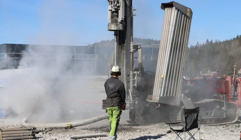 Ved boring- og sprengningsarbeid frigjøres store mengder steinstøv. Steinstøv inneholder kvarts i varierende konsentrasjoner avhengig av lokale, geologiske forhold. (Illustrasjonsfoto: Njål Hagen)