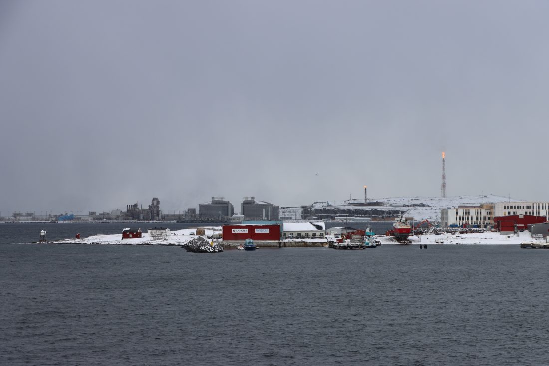 Melkøya er ei øy utenfor Hammerfest i Finnmark fylke. På øya er det bygget et anlegg for mottak og prosessering av naturgass fra Snøhvitfeltet i Barentshavet. Elektrifiseringen skal erstatte dagens gassturbiner med strøm fra kraftnettet. Det skal ifølge Equinor redusere CO2-utslippene fra anlegget med rundt 850 000 tonn årlig. (Foto: Njål Hagen)