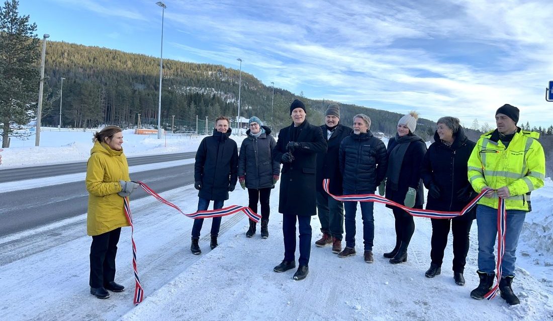 Veidirektør Ingrid Dahl Hovland og prosjektleder Kenneth Dokken i Brødrene Dokken AS holdt i snora da samferdselsminister Jon-Ivar Nygård markerte åpningen av "god som ny" E16 i Valdres. (Foto: Eli Ramstad/Statens vegvesen)