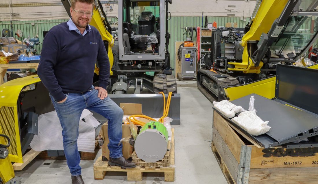 Rune Hansen, daglig leder i Nullutslipp AS, foran to Wacker Neuson ET90 som bygges om til batterielektrisk drift i Moelv. Når de er ferdig ombygde blir modellbetegnelsen endret til A-ET90 Greenline. (Foto: Njål Hagen)