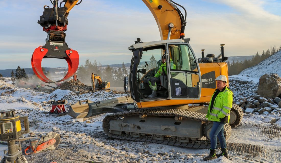 Nordby Maskin utfører vei og VA på et stort boligfelt i Fjerdingby, sør for Lillestrøm, på oppdrag fra OBOS. I maskinen sitter Karolis Skrupskas. Han er bas/maskinfører og har 15 års erfaring fra Nordby Maskin. Karl Martin Nordby (på utsiden av maskinen) forteller at de utruster alle nye gravemaskiner over 14 tonn med Rototilts QuickChange. (Foto: Njål Hagen)