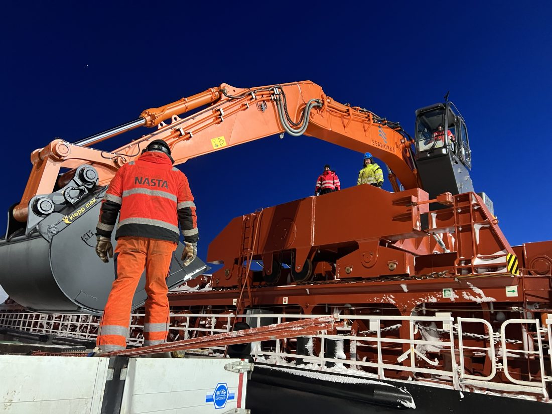 En båtmaskin krever mange timers arbeid både før ombordlasting og under montering. (Foto: Nasta)