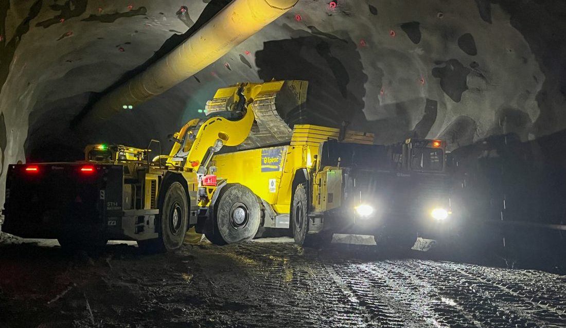 AF Ghella har seks Minetruck MT42 SG-dumpere og en Scooptram ST14 SG-lastemaskin i drift på prosjektet med ny rentvannstunnel i Oslo. (Foto: Njål Hagen)