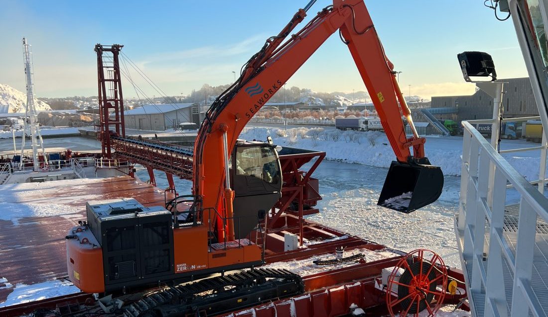 Nasta har levert det som skal være verdens første Hitachi ZX490LCH-7 som er bygget om til elektrisk båtmaskin. (Foto: Nasta)