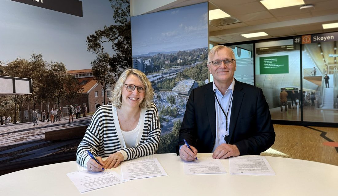 Irene Måsøval, etatsdirektør i Fornebubanen, og Arild Moe, administrerende direktør i NRC Group Norge, signerer kontrakten. (Foto: Fornebubanen)