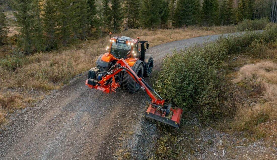 Tokvam AT 500 R er en kranarm med en påmontert krattknuser. Kranarmen monteres i 3-pkt bak på traktorer fra ca. 6 tonn og oppover. (Foto: Tokvam)