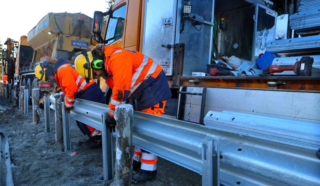 Mestas rekkverkgjeng skifter jevnlig ut rekkverk som skal sikre trafikken langs norske veier. (Foto: Mesta)