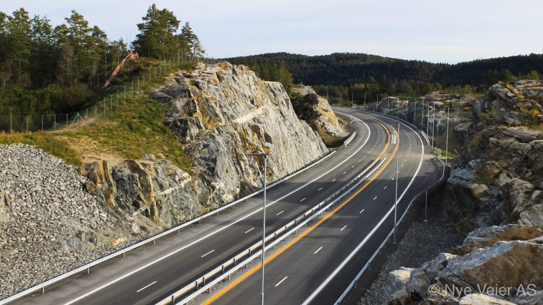 Arealer utenfor sikkerhetssonen langs veien kan være aktuelle for produksjon av energi, ifølge Nye Veier. Nå går selskapet ut i markedet for å kartlegge mulige løsninger. (Foto: Nye Veier)