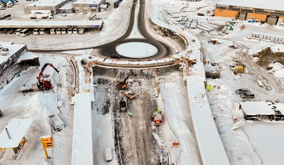 Rask utbygging: Her fra demontering av broreis under Seljestadbukta bro i februar. (Foto: Statens vegvesen)