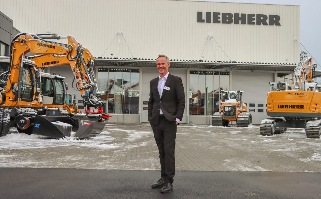 Håkon Nyhaugen, daglig leder i Liebherr Norge, ønsket kunder, leverandører og ordfører velkommen til åpningsfest lørdag 16. mars. (Foto: Njål Hagen)