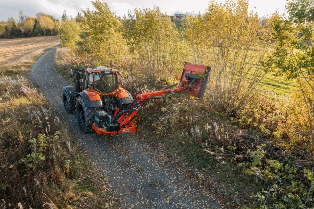 Rekkevidden ut til siden er 512 cm fra traktorens senter. I tillegg kan man klippe i minst 6 meter høyde fra bakken. (Foto: Tokvam)