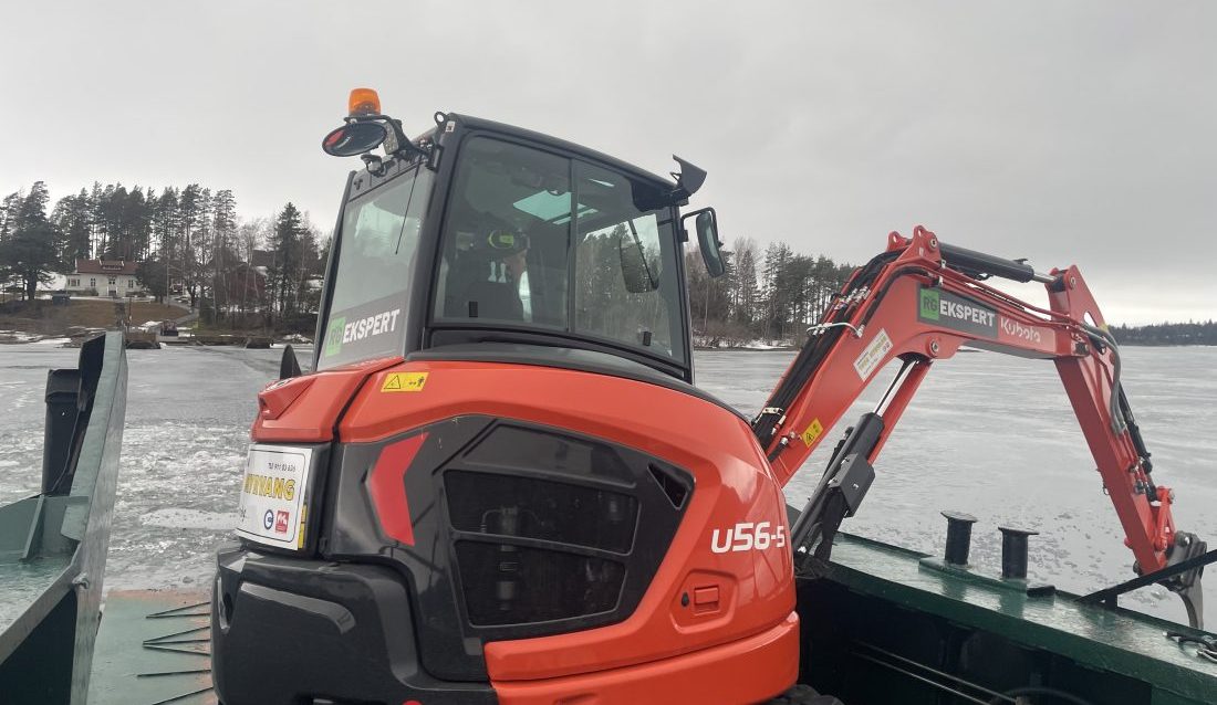 Med 5,5-tonns beltegraver som var godt tjoret fast om bord i MS Torbjørn jobbet Jan Myrvang, daglig leder i Thor Myrvang Gravefirma AS, seg gjennom isen på Tyrifjorden. (Foto: Ragnar Braata)